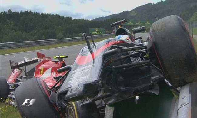 McLaren de Alonso ficou trepada em cima de Ferrari de Kimi Raikkonen. FOTO: globoesporte.com