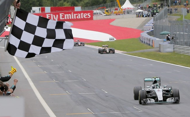Nico Rosberg recebe a bandeira quadricula no GP da Áustria. É a terceira vitória do alemão em 2015. FOTO: Reuters