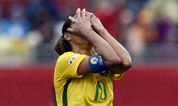 Marta desolada após eliminação inesperada para a Austrália. FOTO: AFP