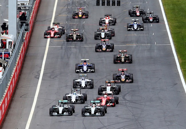 Nico Rosberg passa Lewis Hamilton na largada do GP da Áustria - Fórmula 1 2015. FOTO: Getty Images.