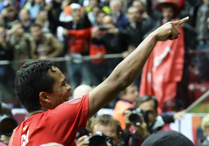 Carlos Bacca comemora o gol decisivo no segundo tempo, que garantiu o título do Sevilla. FOTO: AP Photo/Alik Keplicz