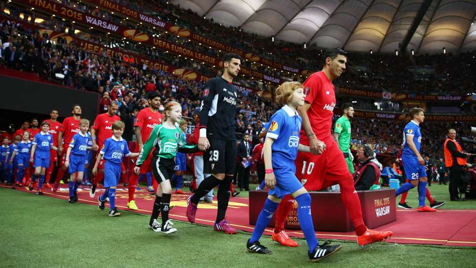 Times entrando em campo na decisão em Varsóvia. FOTO: UEFA
