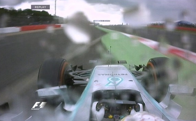 A chuva favoreceu a situação das Mercedes na corrida. FOTO: globoesporte.globo.com