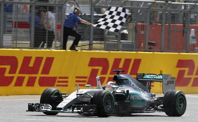 Lewis Hamilton vence a quinta no ano e a terceira em casa. FOTO: Reuters
