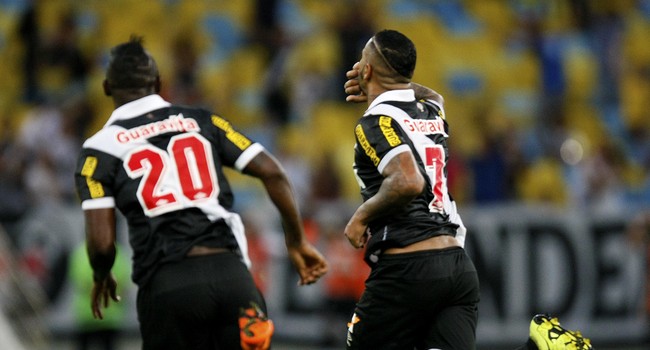 Com golaço no fim, Jhon Cley garantiu a vitória do Vasco. FOTO: Marcelo de Jesus / GloboEsporte