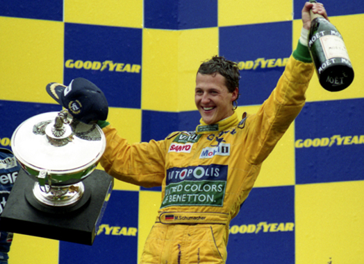 Schumacher comemora a primeira das suas 91 vitórias durante toda a sua carreira na Fórmula 1. FOTO: f1pulse.com