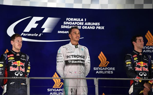 Hamilton no pódio do GP de Cingapura de 2014. Virada rumo ao título começou por lá. FOTO: formula1.