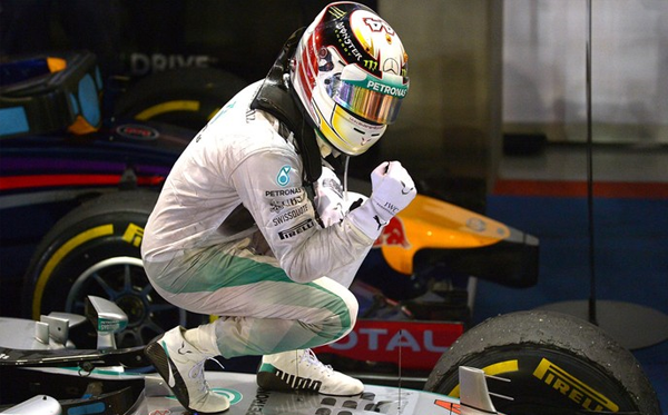 Hamilton comemorou muito a vitória que fez com que ele assumisse a liderança no campeonato de pilotos. FOTO: Agência AFP.