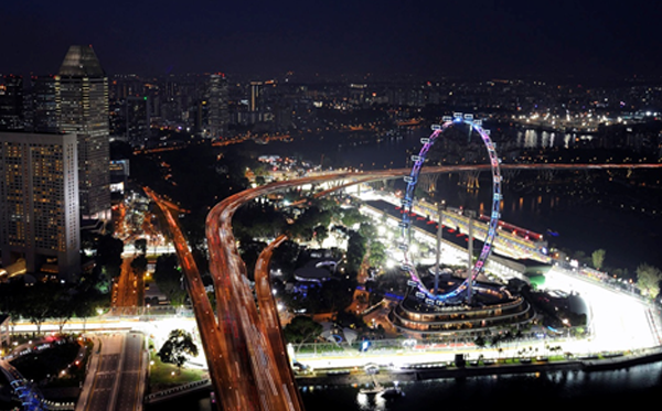 Uma das atrações da corrida de Cingapura é esta roda gigante que se encontra no interior do circuito. FOTO: www.f1fanatic.co.uk