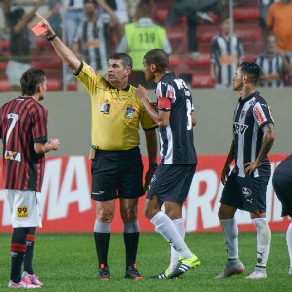 Jogadores do Galo se revoltam com árbitro. FOTO: André Yanckous/AGIF