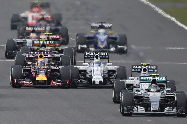 Daniel Ricciardo e Felipe Massa se tocam na largada do GP do Japão. FOTO: Reuters