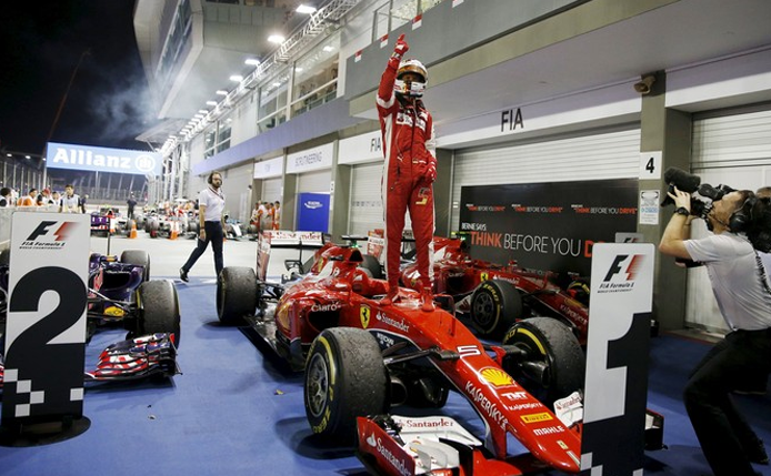 Sebastian Vettel comemora a terceira vitória na temporada em Cingapura. FOTO: Reuters.