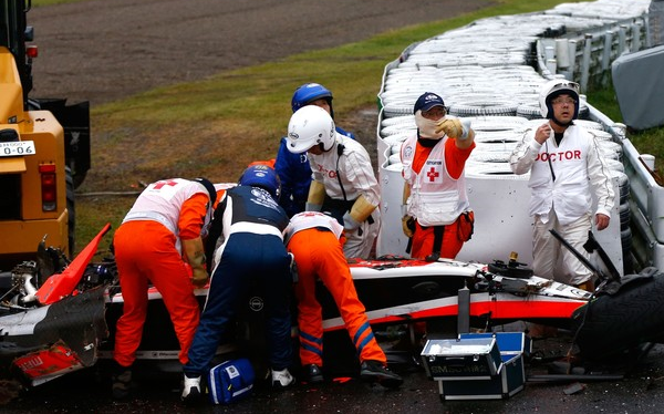 Jules Bianchi sofreu um grave acidente ao colidir seu carro no guindaste que rebocava o carro do alemão Adrian Sutil. FOTO: Getty Images
