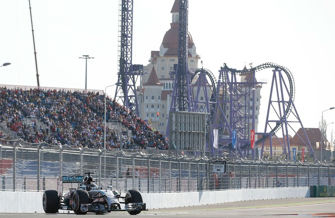 Hamilton liderou de forma tranquila durante quase toda a corrida e venceu o primeiro GP da Rússia de Fórmula 1 da história. FOTO: AP 