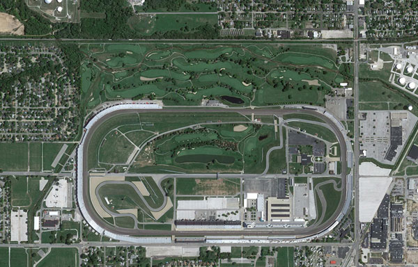 Imagem aérea do Indianapolis Motor Speedway. No inferior à direita se encontra a “famigerada” curva 13 de deu origem a todos os problemas daquele final de semana FOTO: www.asphaltandrubber.com.