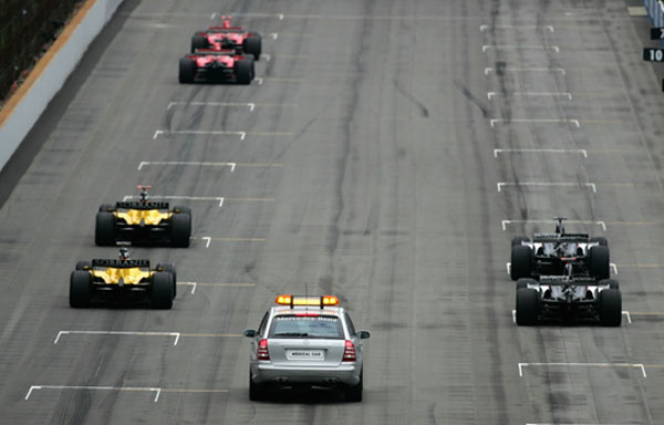 Foto do grid de largada com somente os carros que utilizavam pneus Bridgestone. FOTO: grandepremio.uol.com.br