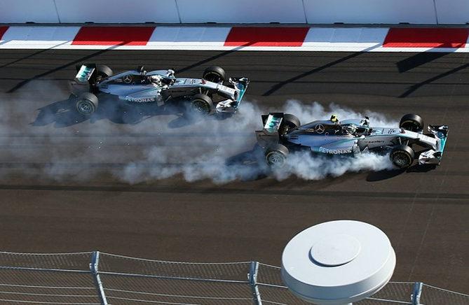 “Fritada” nos pneus logo na largada custou a disputa pela vitória para Nico Rosberg. FOTO: Getty Images 