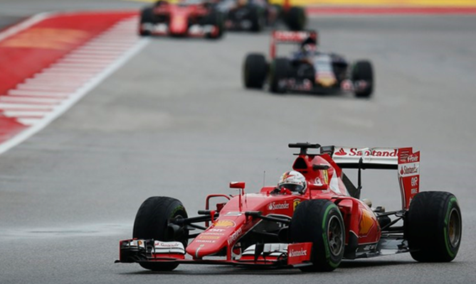 Sebastian Vettel saiu do meio do pelotão e chegou a ameaçar vitória das Mercedes. FOTO: AP
