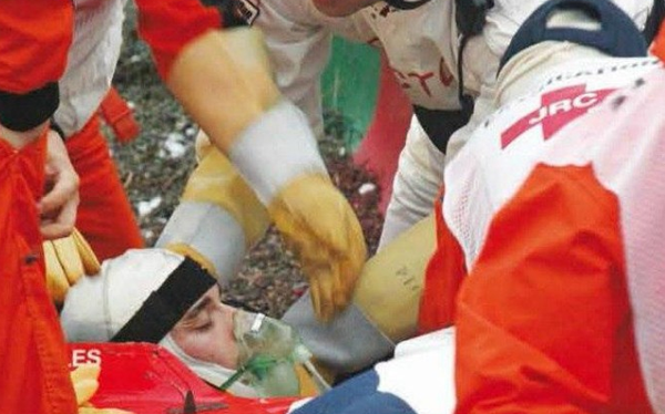 Imagem de Bianchi recebendo atendimento médico ainda dentro do carro demonstrou a gravidade do acidente sofrido pelo piloto francês: FOTO: Formule1nieuws.nl