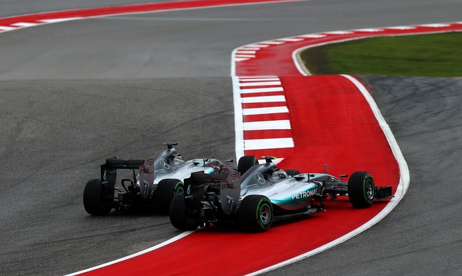 Lewis Hamilton espalha Nico Rosberg na largada do GP dos EUA. FOTO: Getty Images