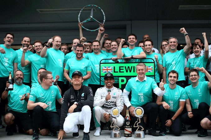 Nico Rosberg e Lewis Hamilton comemoram bicampeonato da Mercedes no Mundial de Construtores. FOTO: Getty Images.