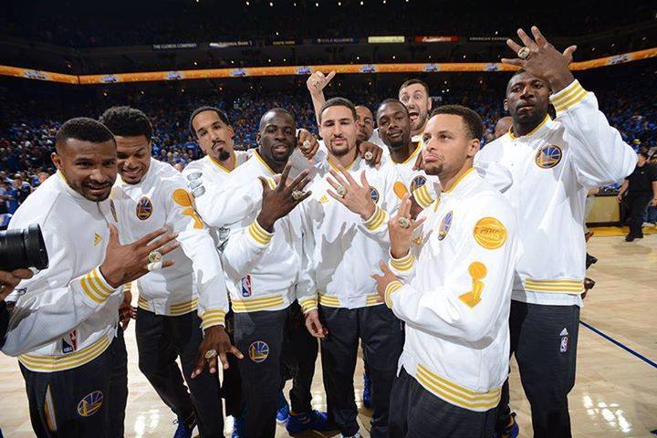 O descontraído time do Warriors começa avassalador na NBA. FOTO: Facebook oficial do Warriors