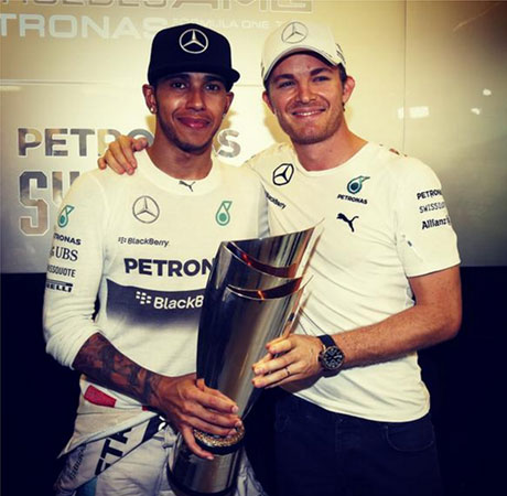 Rosberg cumprimenta Hamilton pelo título conquistado pelo piloto inglês. Foto: globoesporte.globo.com