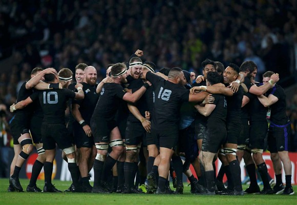 Jogadores neozelandeses comemoram a vitória em campo. FOTO:Rugby World Cup