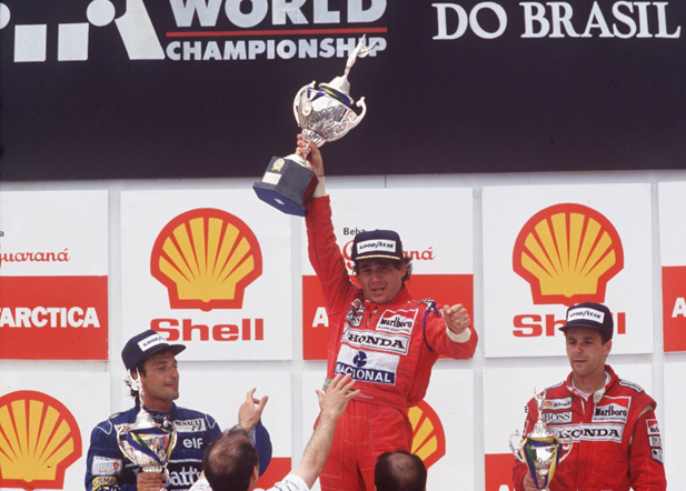 Imagem de Senna exausto no pódio após a corrida passou para a história. FOTO: bandeiraverde.com.br