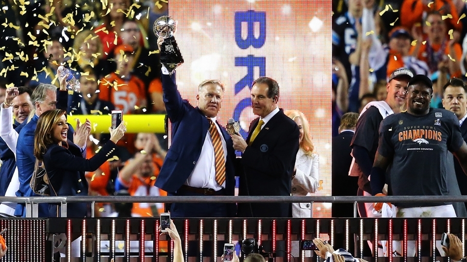 John Elway, mentor dos Broncos campeões, com o troféu. FOTO: Getty Images