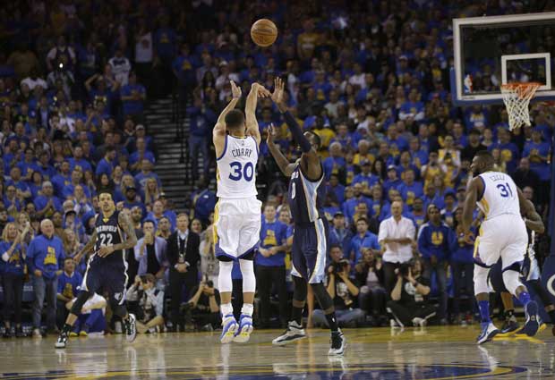 Curry em uma de suas várias bolas de três. FOTO: Márcio José Sanchez / AP