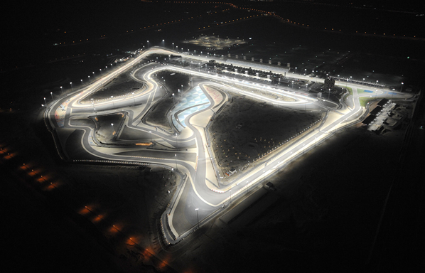 Vista aérea noturna do circuito de Sakhir onde se realiza desde 2004 o GP do Barein. FOTO: www.reddit.com.