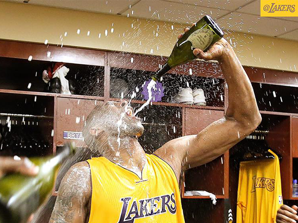 Kobe nos primeiros momentos de aposentadoria. FOTO: Lakers