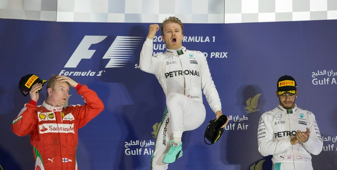 Nico Rosberg vence no Barein, com Kimi Raikkonen em segundo e Lewis Hamilton em terceiro. FOTO: EFE