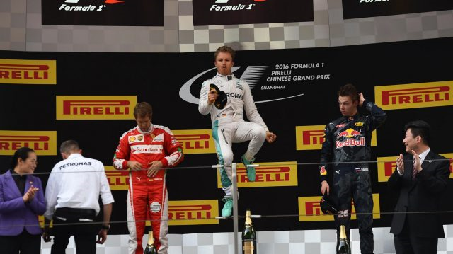 Nico Rosberg vence da China, com Sebastian Vettel em segundo e Daniil Kvyat em terceiro. FOTO: formula1.com