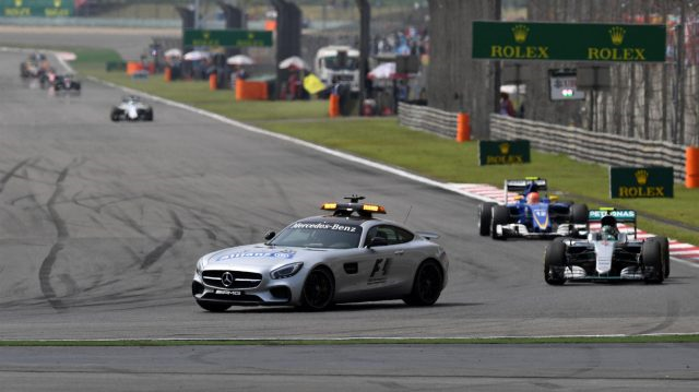 Com muita sujeita na pista, o safety car precisou ser acionado. FOTO: formula1.com