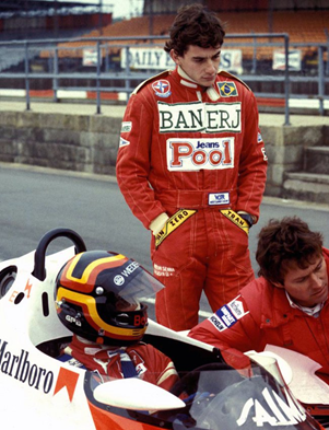 Ayrton Senna e Stefan Bellof (de capacete no carro) em 1984: os protagonistas do GP de Mônaco daquele ano FOTO: f1-history.deviantart.com