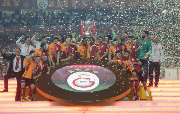O Galatasaray levanta o caneco na turquia. FOTO: Getty Images