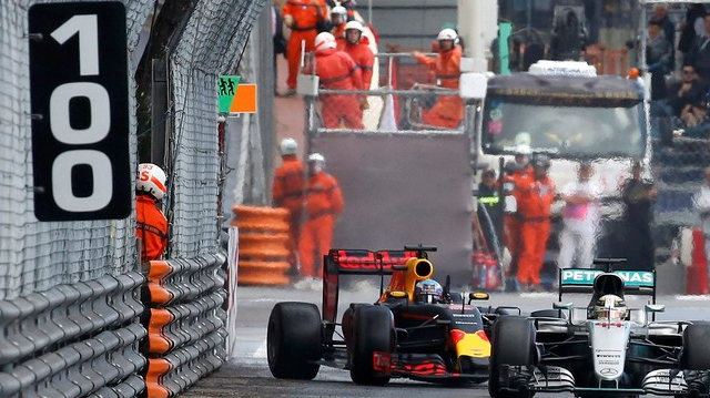 Hamilton deu uma “fechada” em Ricciardo e o australiano reclamou. FOTO: Reuters