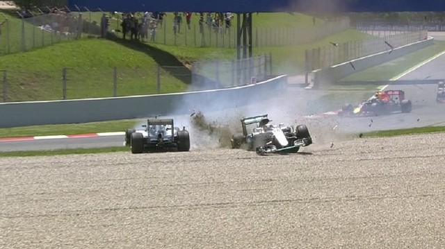 Lewis Hamilton e Nico Rosberg bateram na primeira volta. FOTO: globoesportte.globo.com