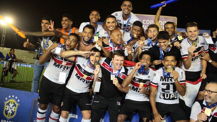 Jogadores comemorando o título da Copa do Nordeste. FOTO: Marlon Costa / Pernambuco Press