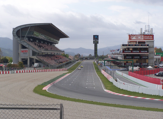 Reta dos boxes do Circuito da Catalunha vista por trás. FOTO: lleureioci.wordpress.com