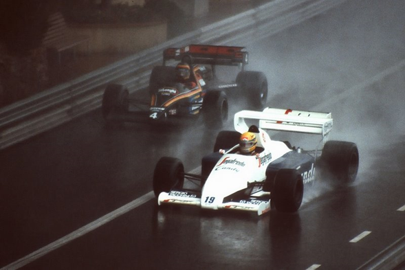 Senna, à esquerda e Bellof, a direita durante o GP de Mônaco de 1984. FOTO: www.flatout.com.br