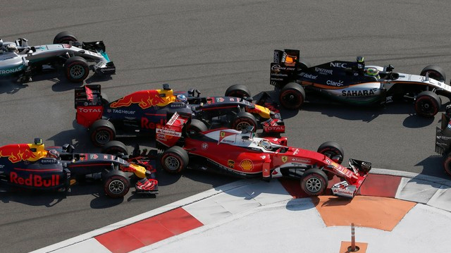 Sebastian Vettel é tocado por Daniil Kvyat no GP da Rússia. FOTO: AP