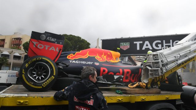 Carro de Max Verstappen no guincho. Vencedor do GP anterior bateu e abandonou a corrida. FOTO: formula1.com