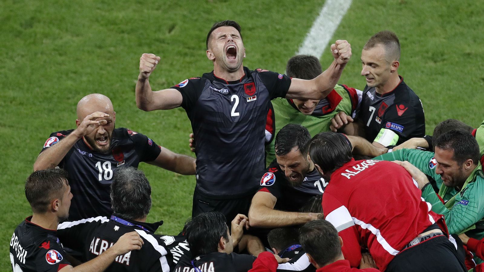 A euforia albanesa no gol da vitória sobre a Romênia. FOTO: AP