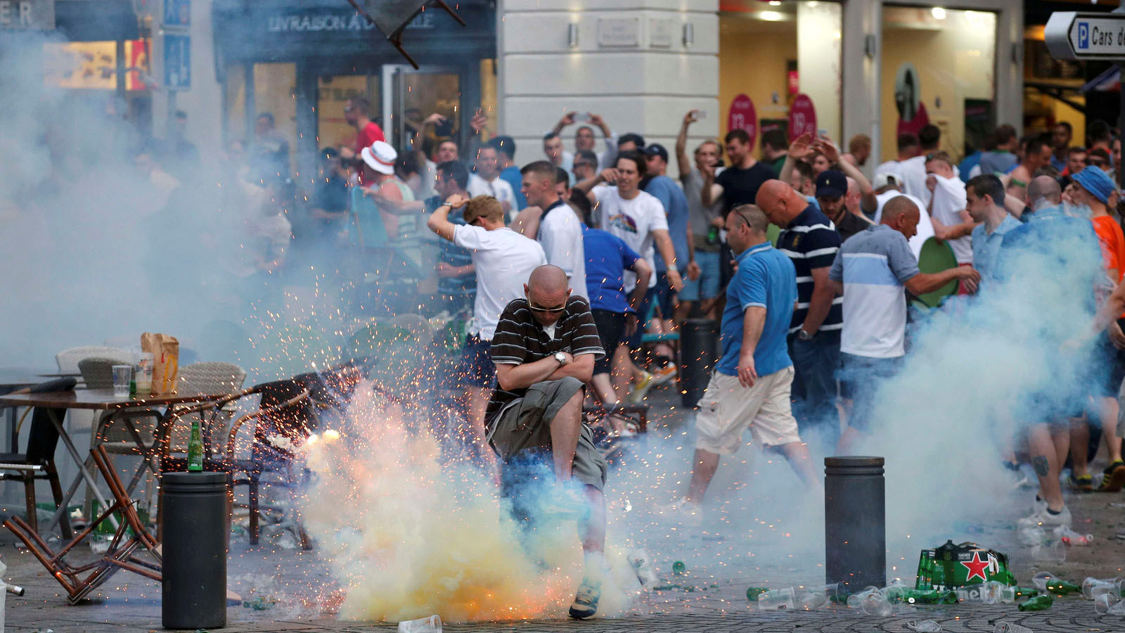 Briga entre ingleses e russos. FOTO: Jean-Paul Pelissier/Reuters