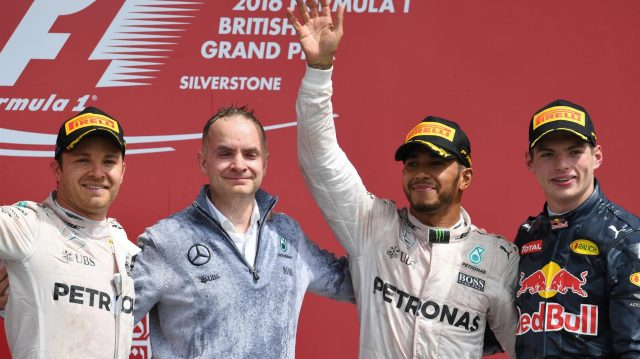 Na hora da premiação foi assim, porém com a punição a Nico Rosberg após a corrida, Lewis Hamilton foi o vencedor do GP da Grã Bretanha, com Max Verstappen em segundo e Nico Rosberg em terceiro. FOTO: formula1.com