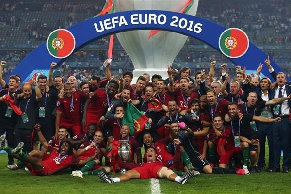 Portugal com a taça da Euro. FOTO: UEFA