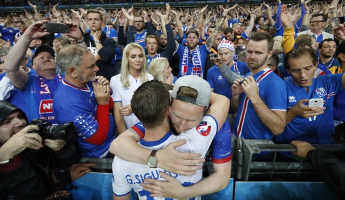 Sigurdsson abraça torcedor após eliminação da Islândia na Eurocopa FOT: Reuters